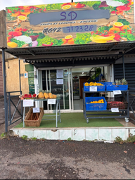 La devanture ou l'équipe de SD Fruits et Légumes